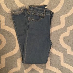 NEW Women’s Mid-wash Levi Jeans